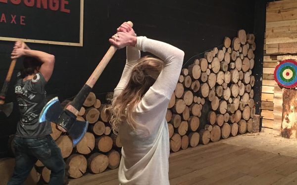 Timber Lounge : libérez le bûcheron qui sommeille en vous en visitant le premier temple du lancer de la hache à Halifax