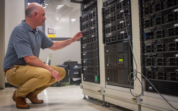 Comment le Collège communautaire du Nouveau-Brunswick enseigne la cybersécurité dans le monde réel grâce à la simulation