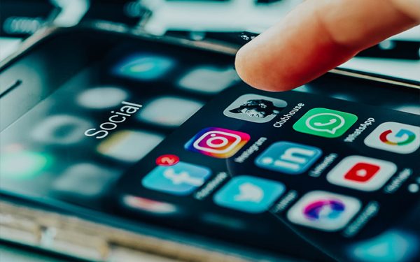Les Canadiens s’éloignent lentement d’un Facebook « toxique » et « addictif »