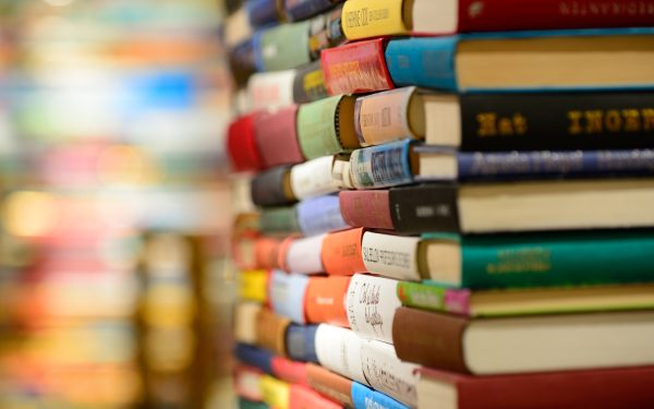Ajoutez à vos étagères des livres de ces auteurs canadiens locaux