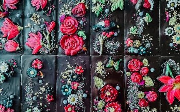Raven Rising : une chocolaterie qui transmet la culture autochtone par l’entremise de confiseries partout dans le monde
